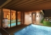 Exteriérový sauna domček so strechou a bazénom