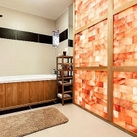 Sauna a soľná stena vo wellness kúpeľni