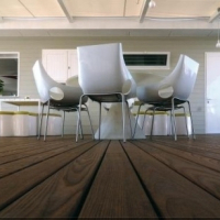 Terasová podlaha z thermowood jaseňa
